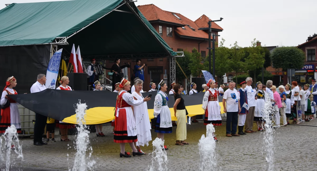 Obchody z okazji Święta Flagi Kaszubskiej na kartuskim rynku