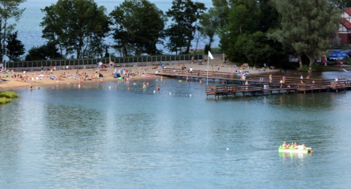Trzy kąpieliska na Kaszubach ponownie otwarte po przerwie spowodowanej sinicami