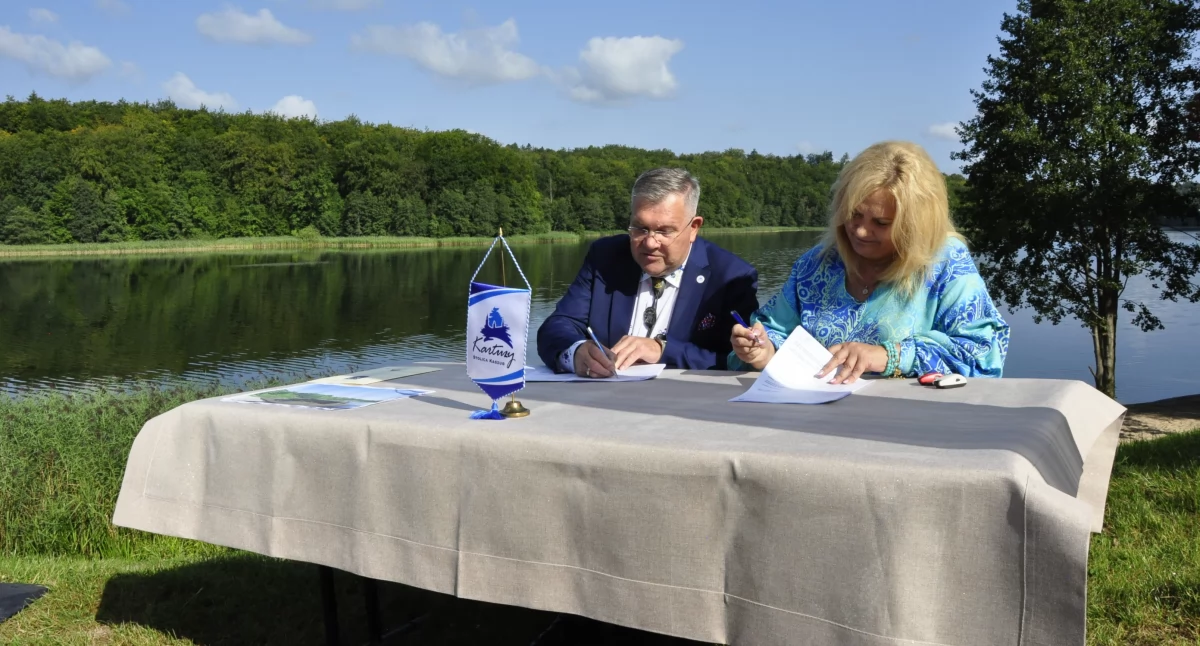 Kartuzy. Podpisano umowę na budowę kąpieliska miejskiego nad jeziorem Klasztornym