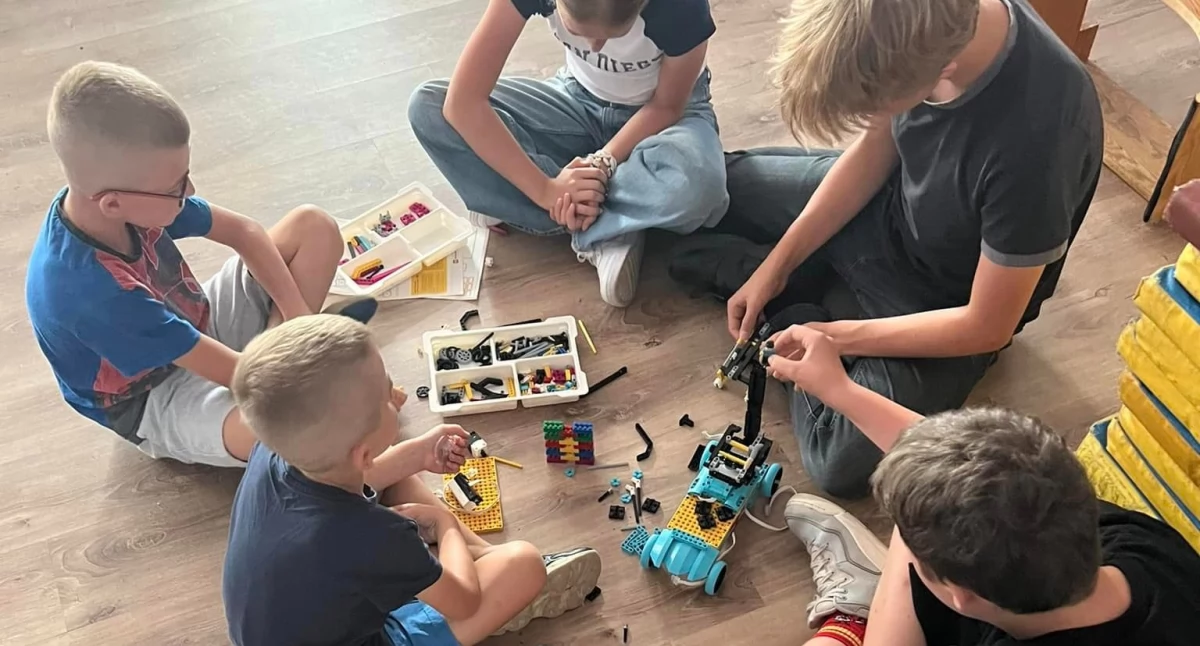 Młodzież z Chmielna uczyła się robotyki oraz programowania
