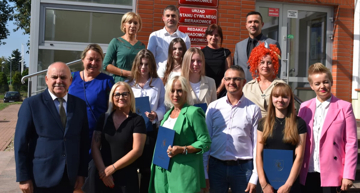 Rada gminy Sierakowice. Uhonorowano najlepszych absolwentów i wicemistrzów świata w żeglarstwie