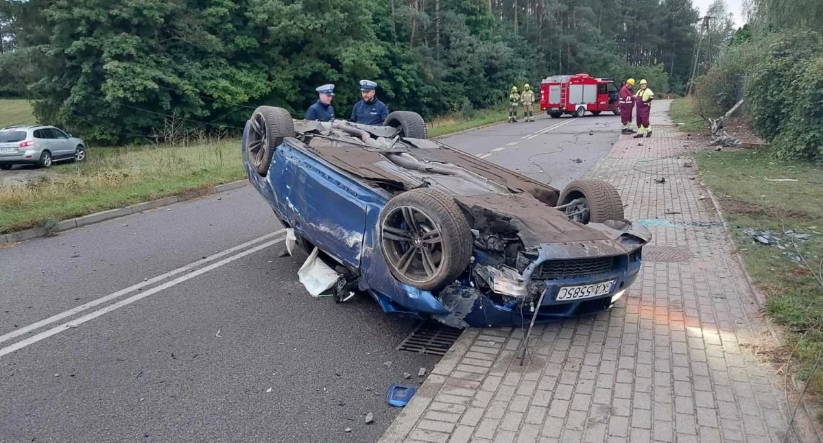 Kiełpino. BMW uderzyło w ogrodzenie i dachowało