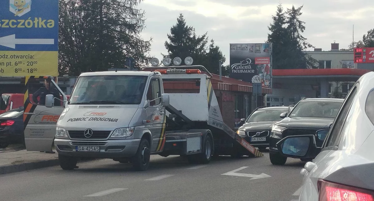 Kolizja drogowa w Kartuzach na ulicy Gdańskiej. Kierowca BMW ukarany mandatem