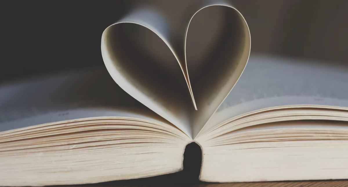 Noc Bibliotek w Sierakowicach z filmem, przedstawieniem i wymianą książek