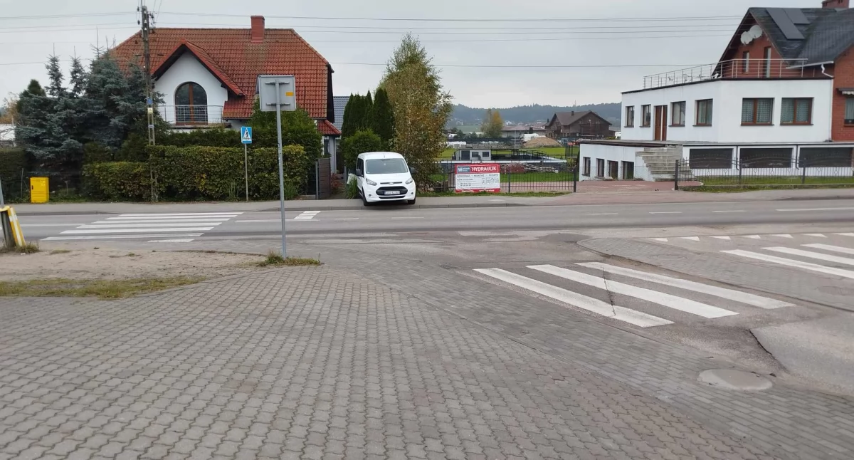 Kiełpino. Niewłaściwie zabezpieczony pojazd stoczył się z parkingu uszkadzając prywatną posesję 