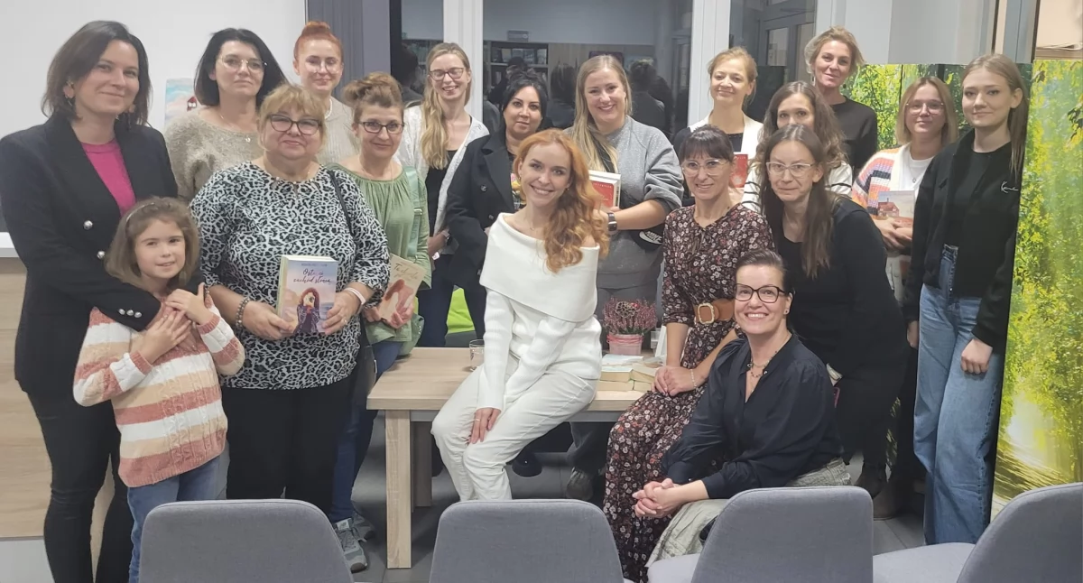 Agata Przybyłek podbiła serca czytelników podczas Literackiej Jesieni w bibliotece w Żukowie