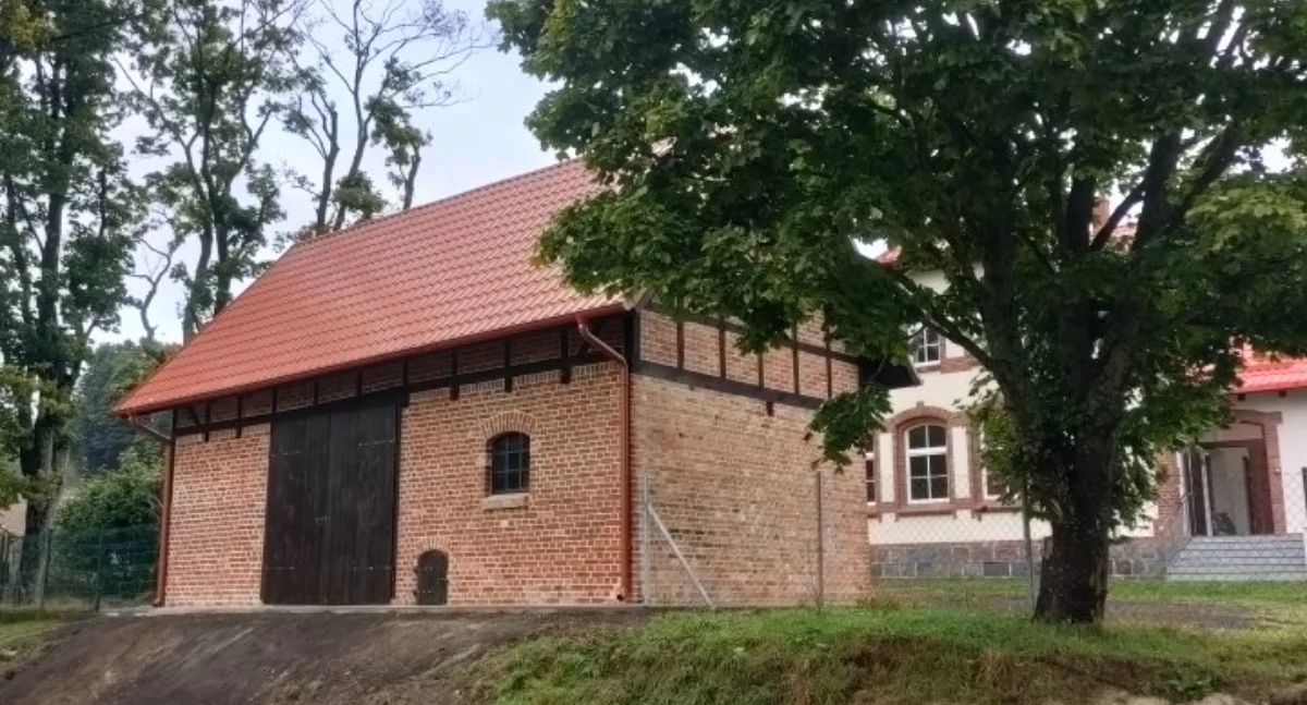 Zakończono remont zabytkowego budynku gospodarczego w Piotrowie