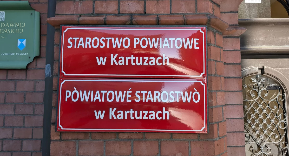 Na budynkach powiatu zawisły dwujęzyczne tablice