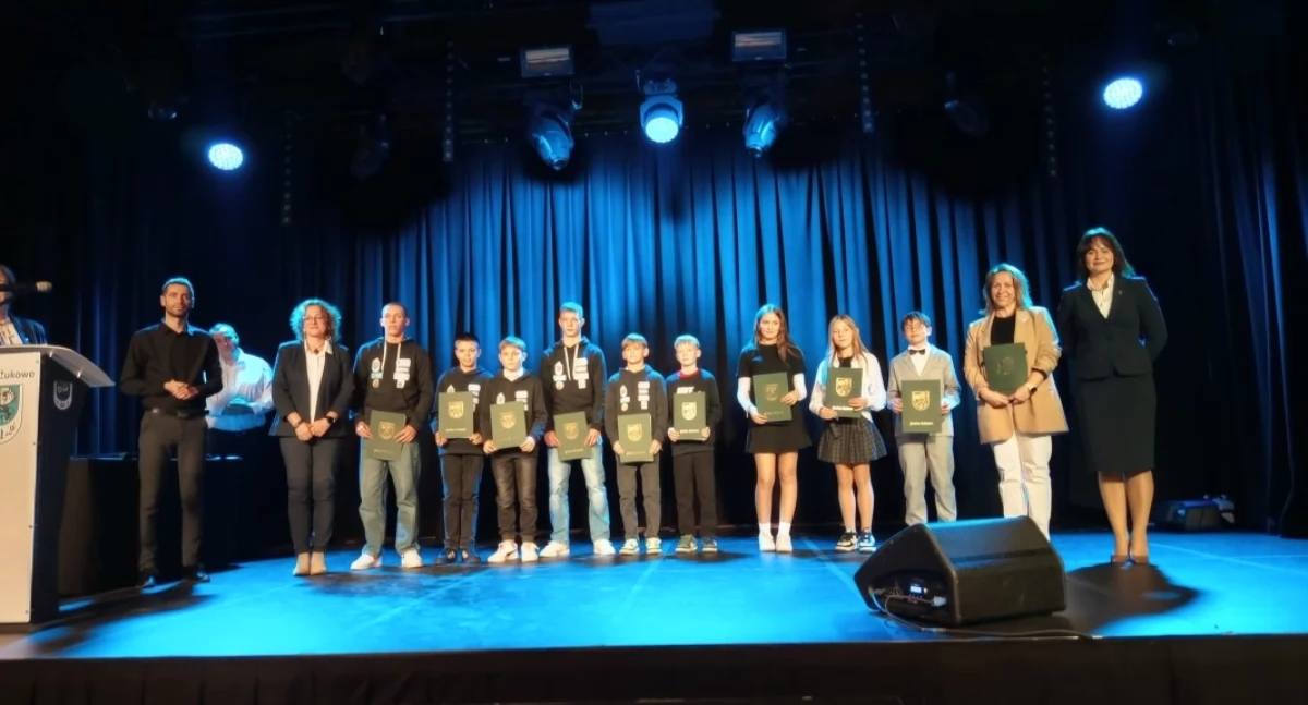 Uroczysta gala w Żukowie. Rozdano 223 stypendia za sukcesy naukowe, sportowe i artystyczne
