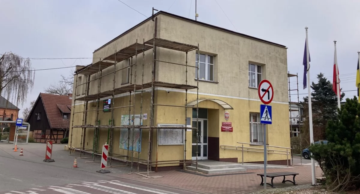 Remont w urzędzie gminy w Chmielnie. Nastąpią ograniczenia w ruchu pieszym i parkowaniu