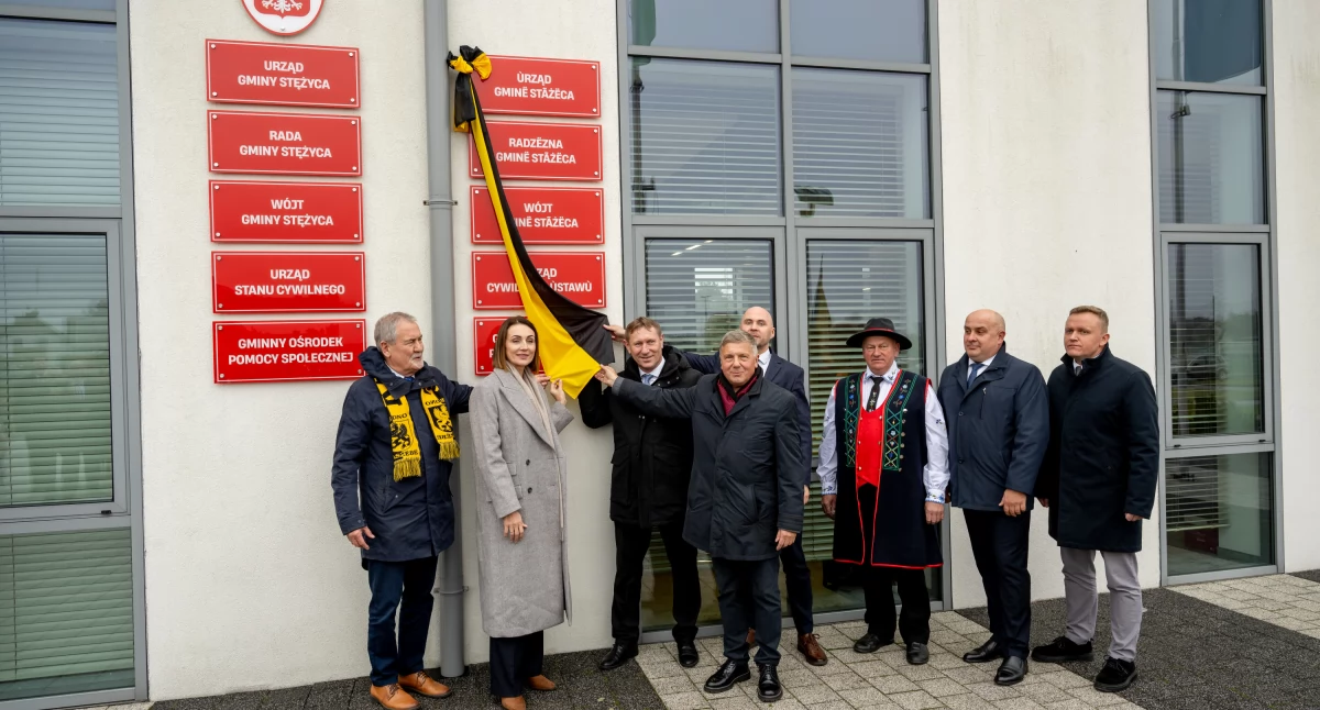 Symboliczna uroczystość w Stężycy. Dwujęzyczne tablice i kaszubska flaga przed urzędem gminy