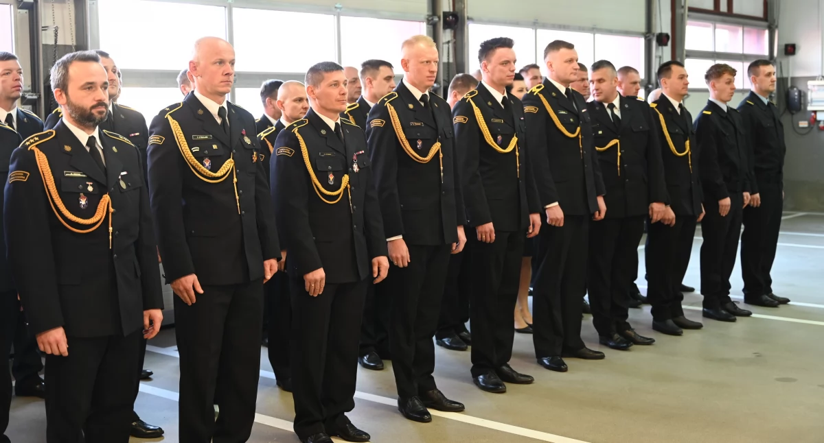 Awanse i odznaczenia dla strażaków z okazji Święta Niepodległości
