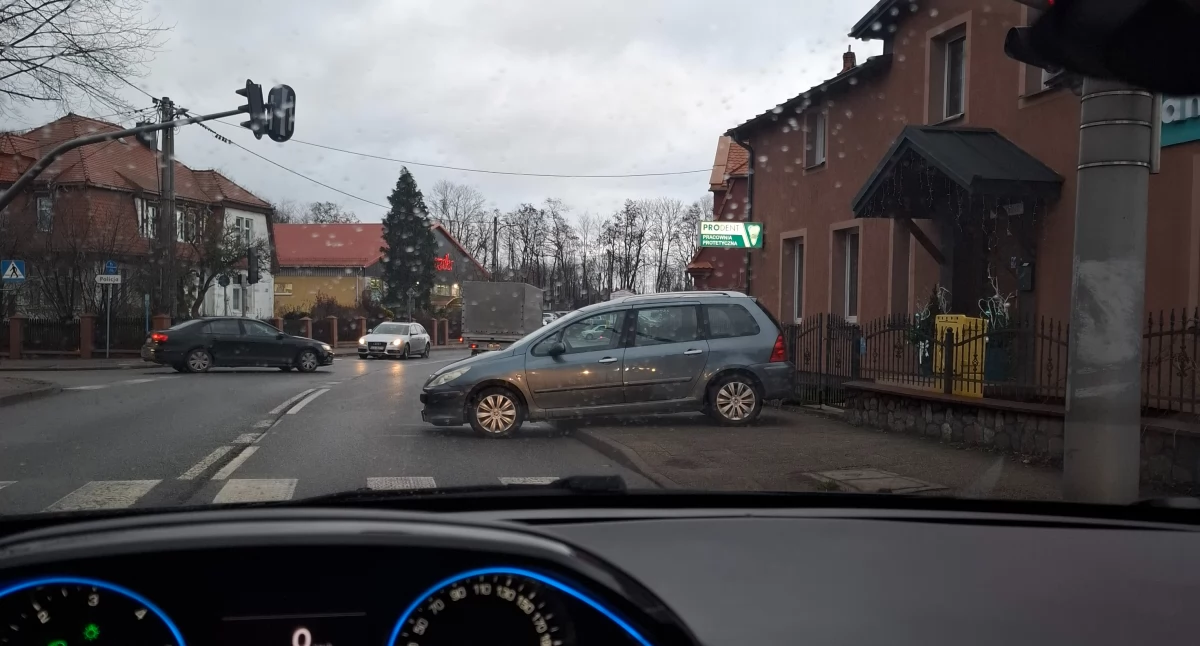 Zablokował chodnik i pas ruchu - mistrz parkowania w akcji