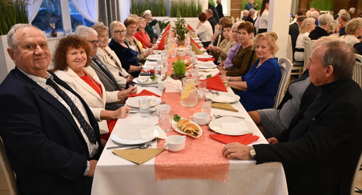Wigilijne spotkanie kartuskich seniorów - dzielili się opłatkiem i serdecznymi życzeniami