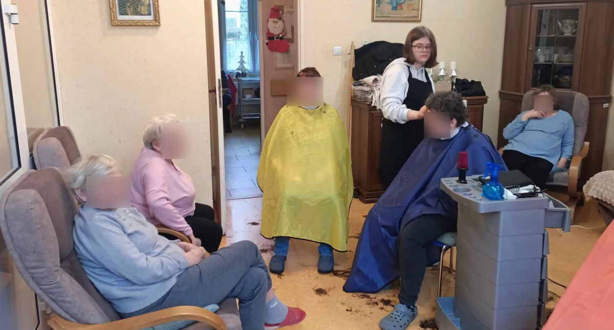 Uczennice fryzjerstwa z Kartuz niosą radość mieszkańcom Domu Pomocy Społecznej