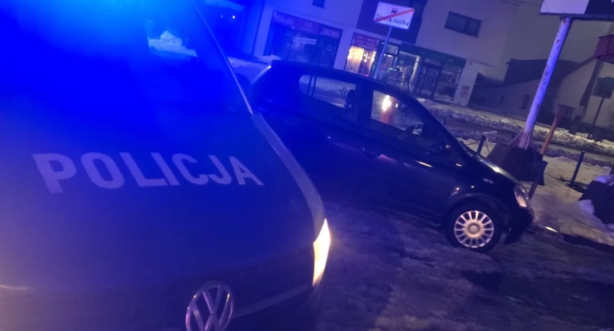 Odurzony 51-latek prowadził toyotę. 52-latka chciała przestawić auto i też 