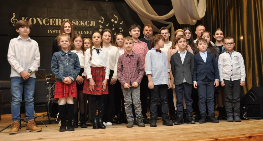 Chmielno. Koncert kolęd z okazji Dnia Babci i Dziadka przygotowali uczniowie sekcji instrumentalnej GOKSiR