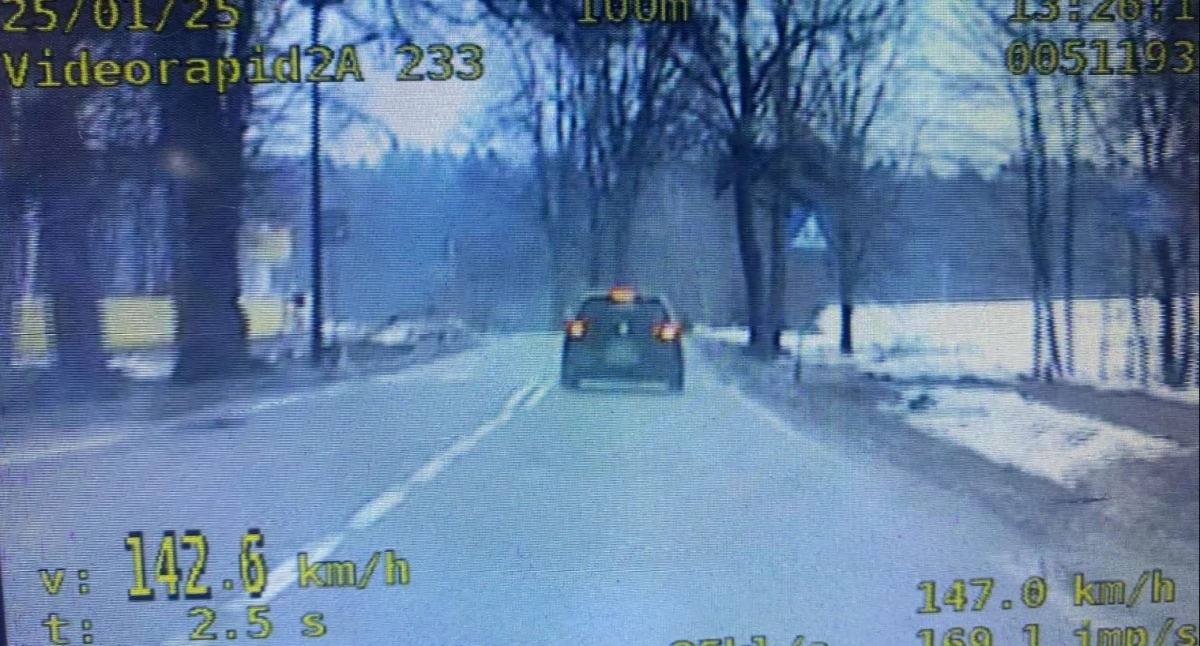 Pędził 142 km/h przez przejście dla pieszych w terenie zabudowanym!