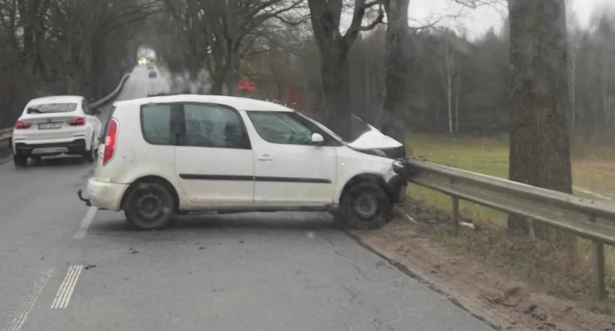 Kczewo. Stracił panowanie nad pojazdem i uderzył w przydrożne barierki 