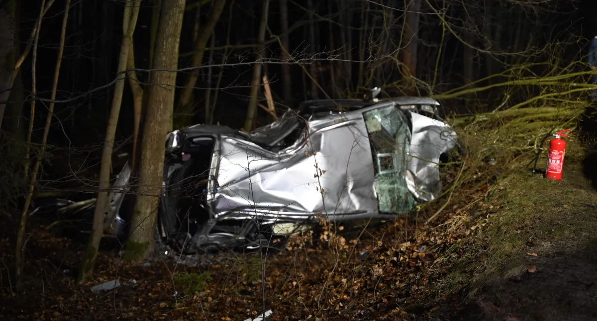 Tragiczny wypadek w Lesznie. VW rozbił się o drzewa - nie żyje mężczyzna