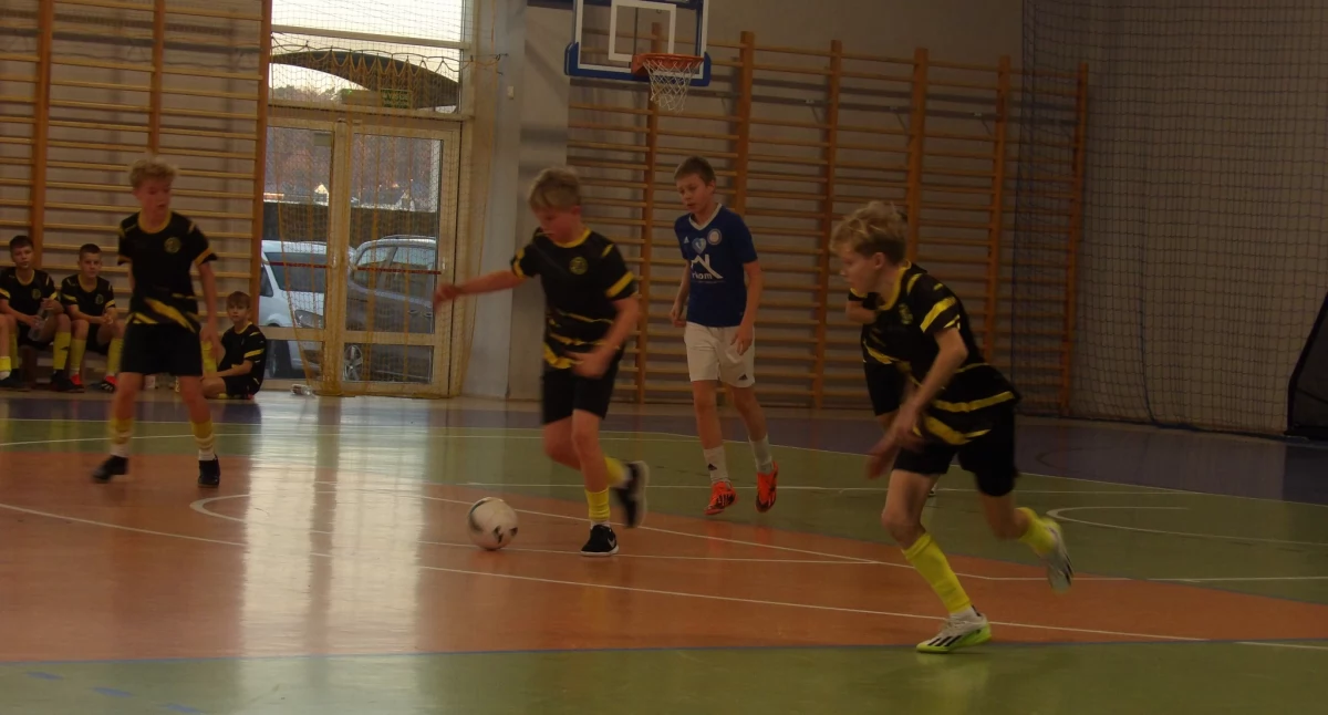 Halowa Liga Juniorów w Kiełpinie. Niespodzianki w roczniku 2010 i dominacja liderów w 2012