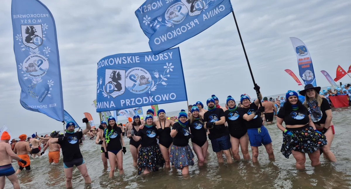 Zimowe szaleństwo w Mielnie. Przodkowskie morsy dumnie reprezentowały swoją gminę