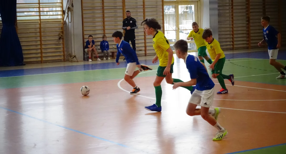 Kiełpino i Sierakowice na czołowych pozycjach. Halowa liga juniorów rozstrzygnie się w ostatniej kolejce