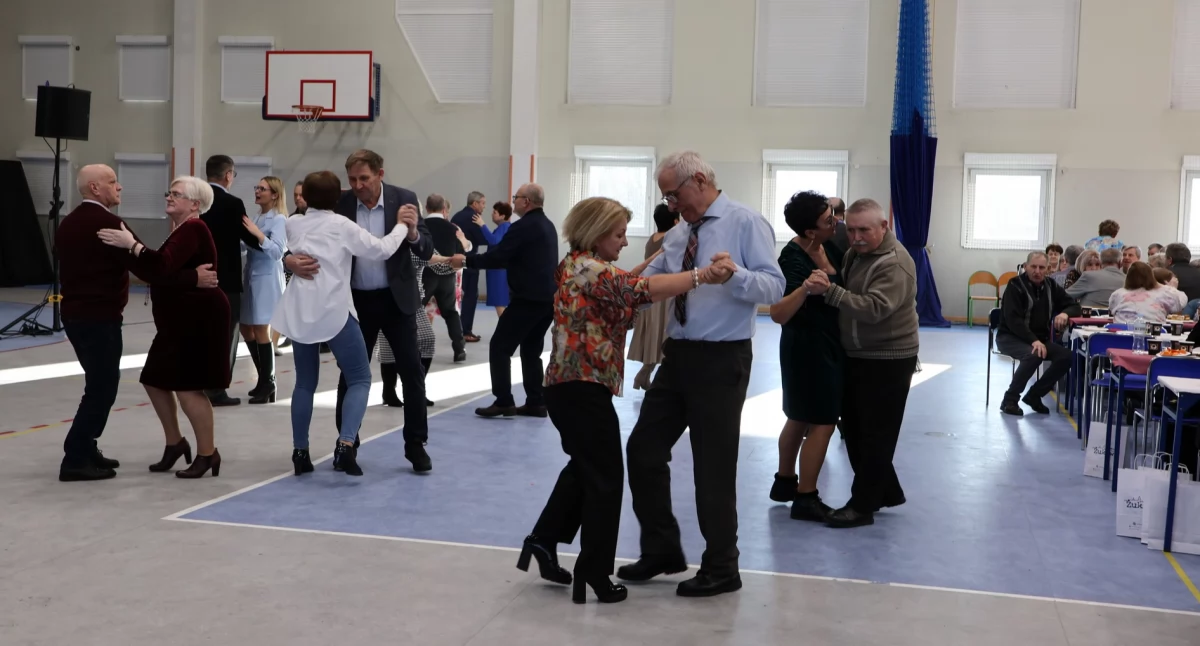 Radość, tańce i wspomnienia. Bal Seniora w Żukowie połączył pokolenia