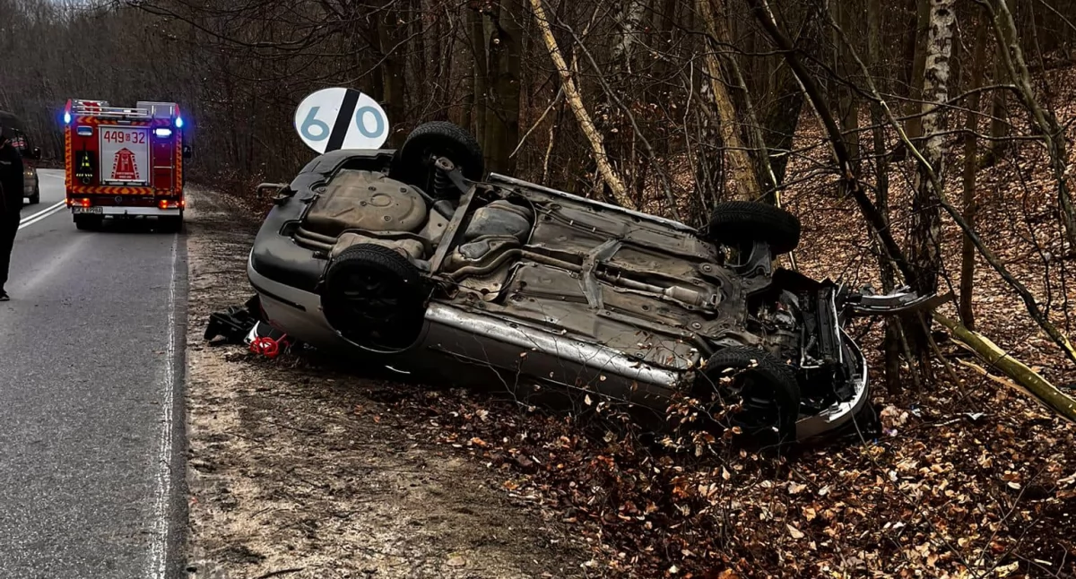 Borucino. Wyprzedzanie na łuku drogi zakończył w rowie. 19-latka w szpitalu