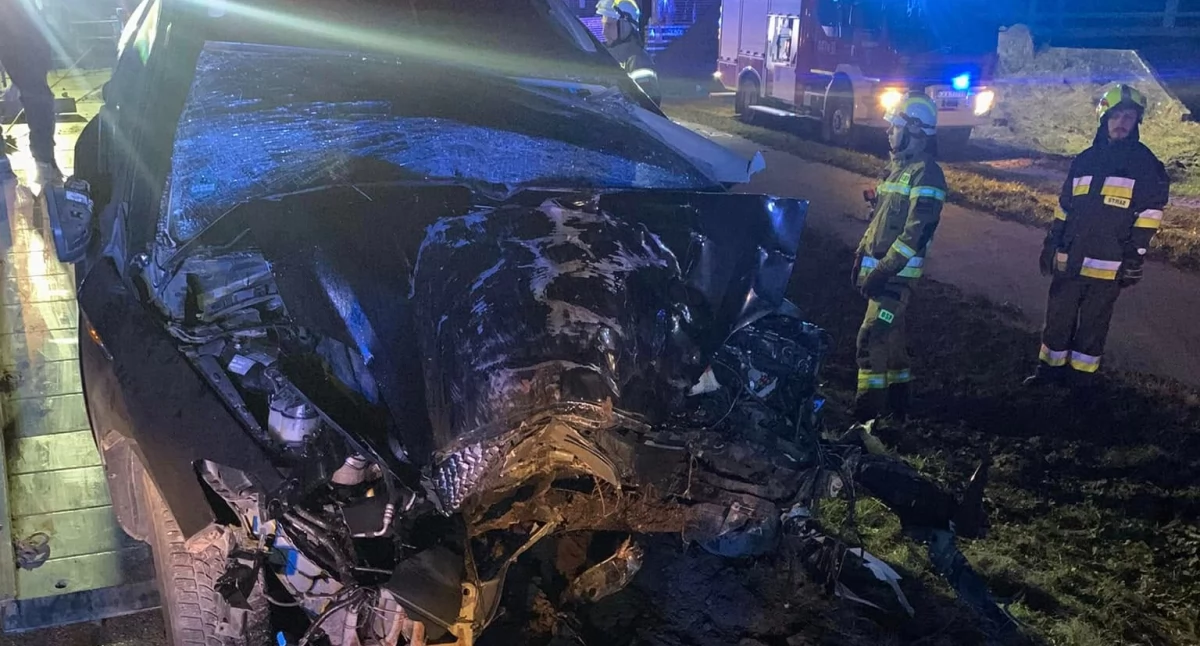 Kawle. Ford rozbił się na drzewie. Ranna jedna osoba. W akcji LPR