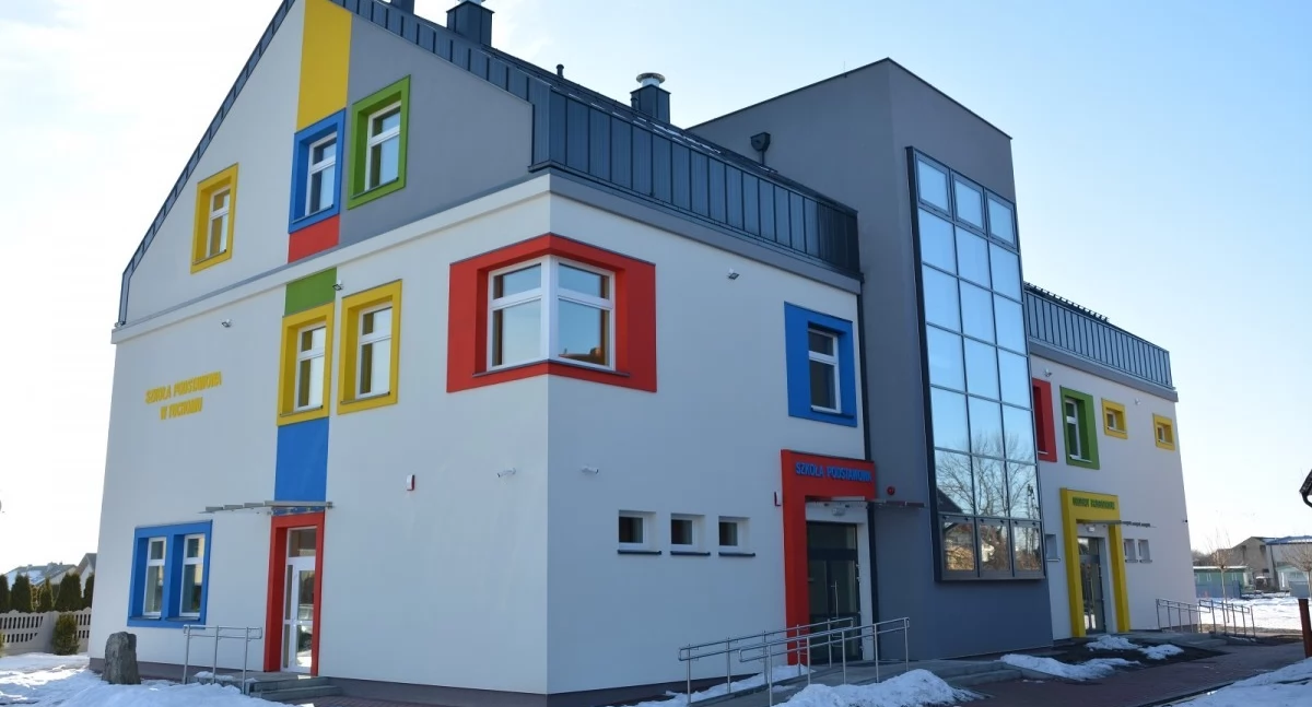 Nowa era edukacji w Tuchomiu – rozbudowa szkoły i nowoczesne boisko