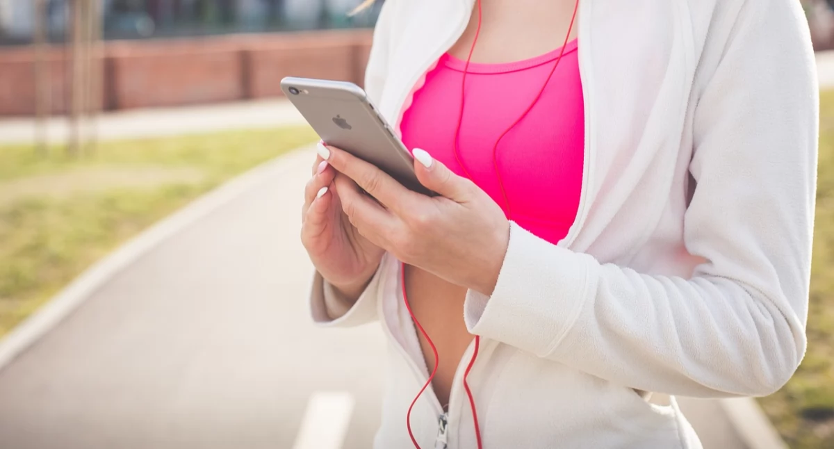 Korzystasz z telefonu podczas jazdy czy na przejściu dla pieszych? Miej się na baczności!