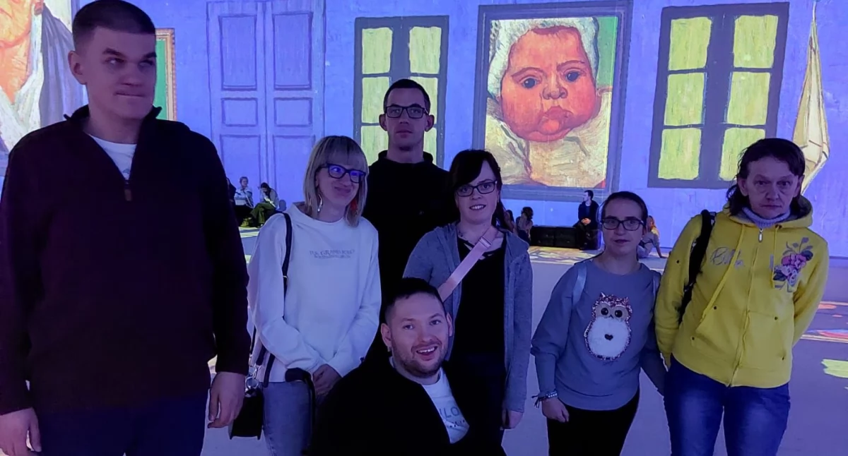Terapia sztuką – uczestnicy Warsztatu Terapii Zajęciowej w Pępowie na immersyjnej wystawie Van Gogha