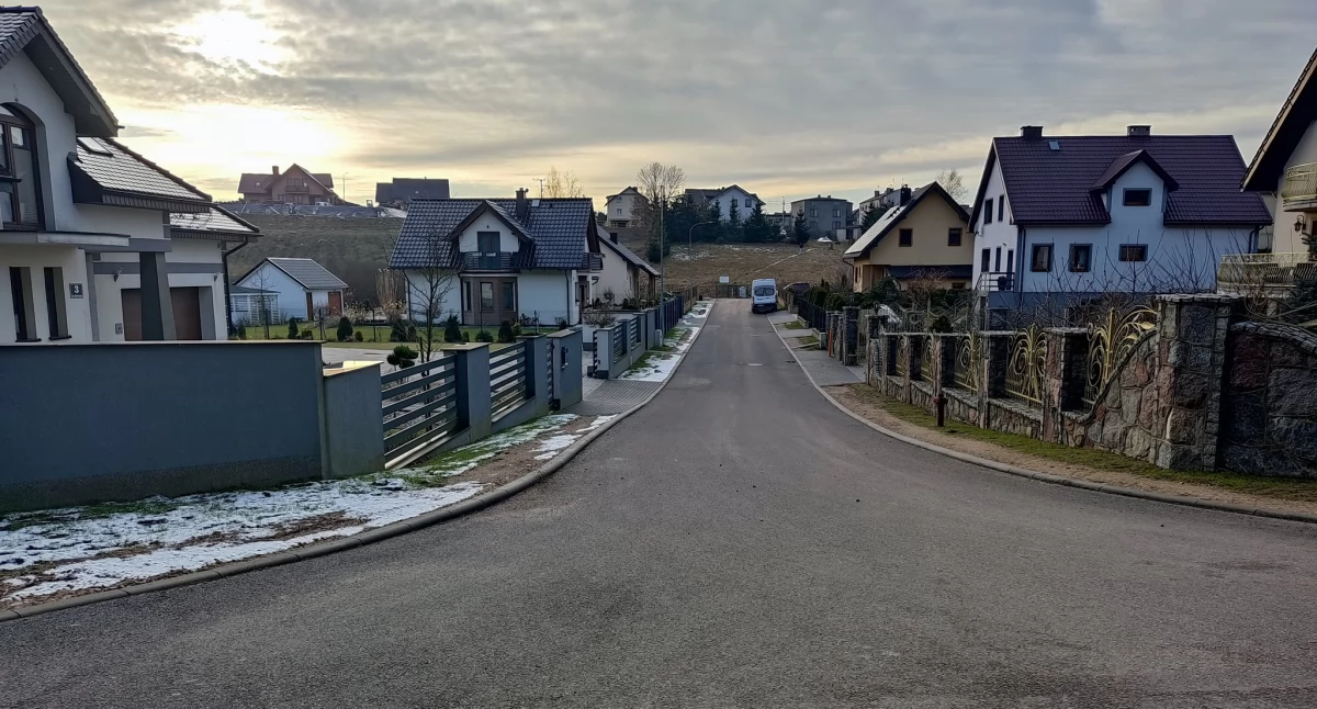 Zakończenie budowy dróg gminnych w Sierakowicach. Nowa infrastruktura na odcinkach Bór, Łączki i Sierakowice