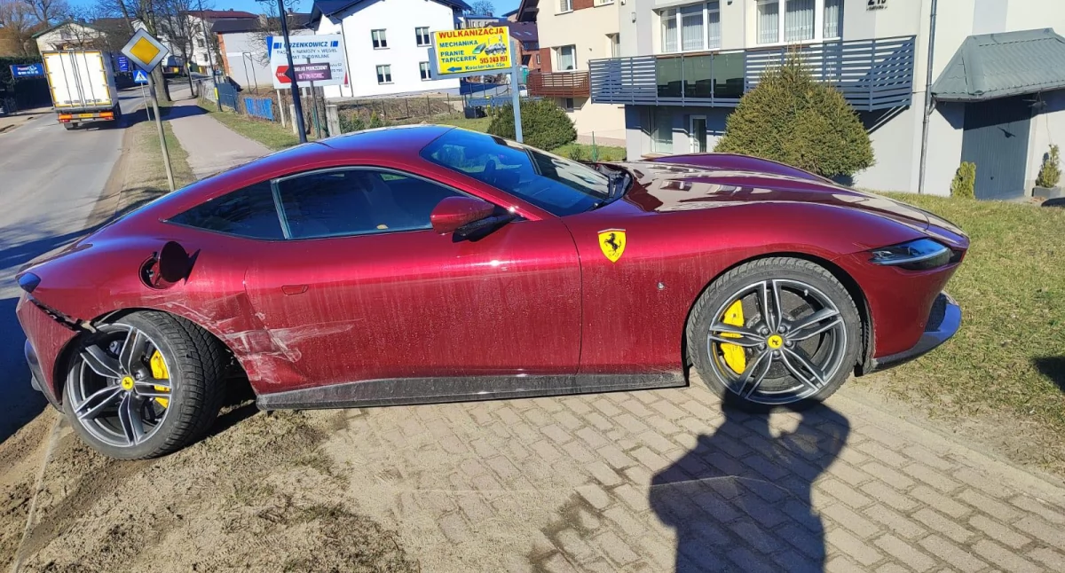 Kolizja w Sierakowicach. Mitsubishi uderzyło w ferrari