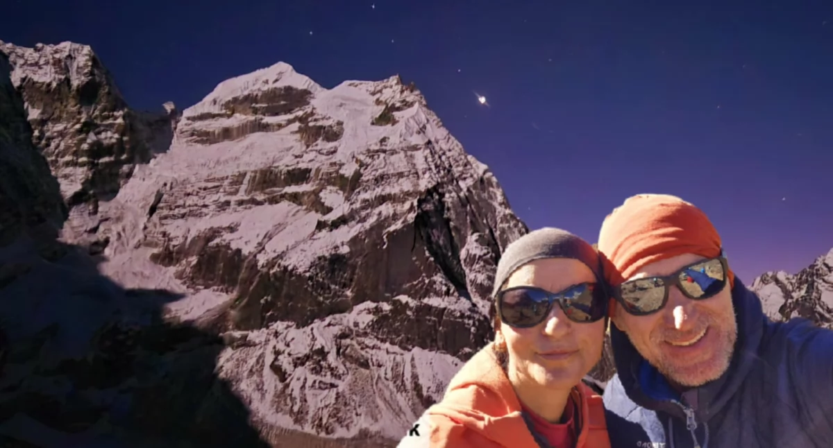 Wiola i Darek w drodze na Mera Peak w Himalajach. Reportaż Artura Sochy [video]