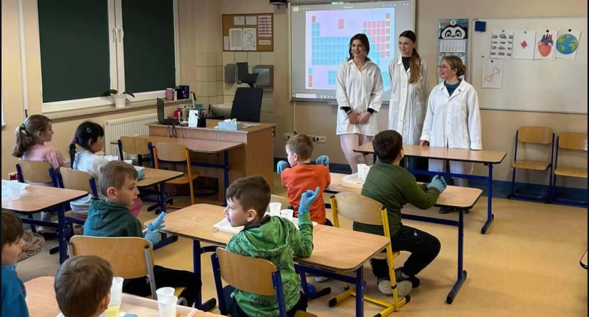 Młodzi nawigatorzy edukacji z kartuskiego liceum edukowali uczniów szkół podstawowych