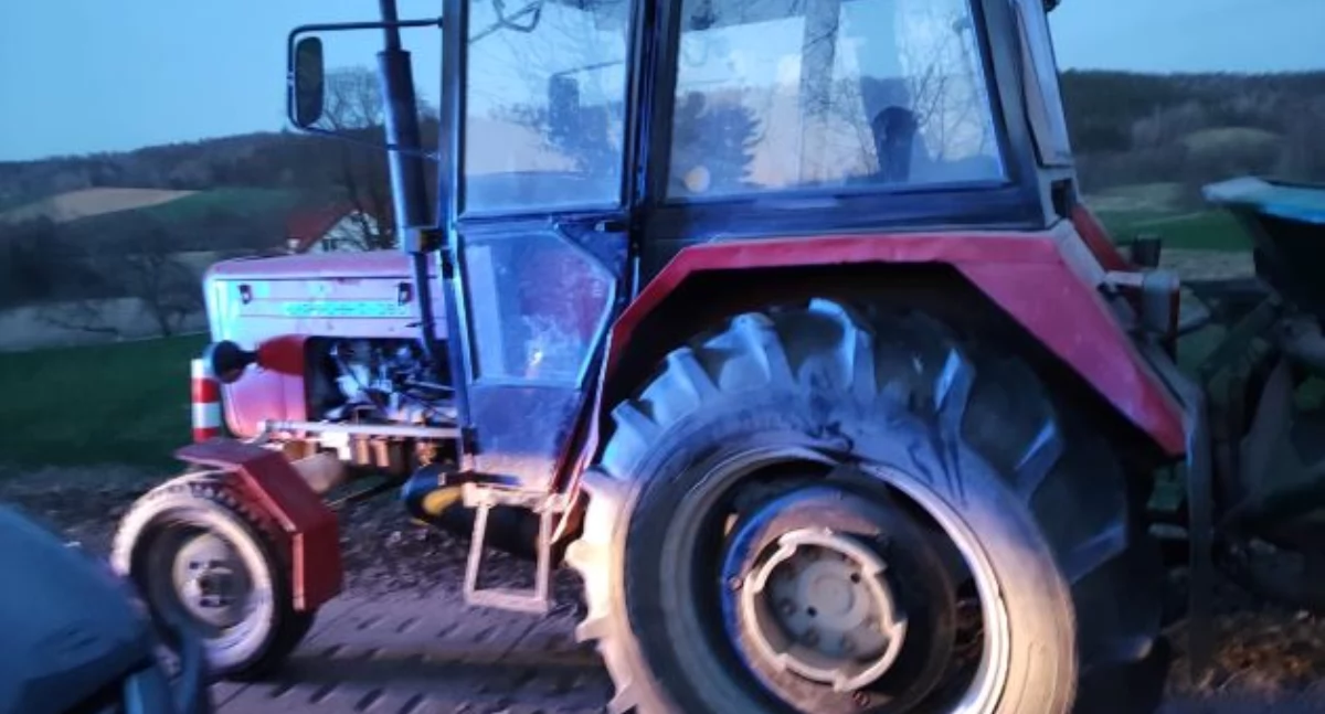 Pijany kierowca ciągnika spowodował kolizję w Bączu. Miał niemal dwa promile alkoholu