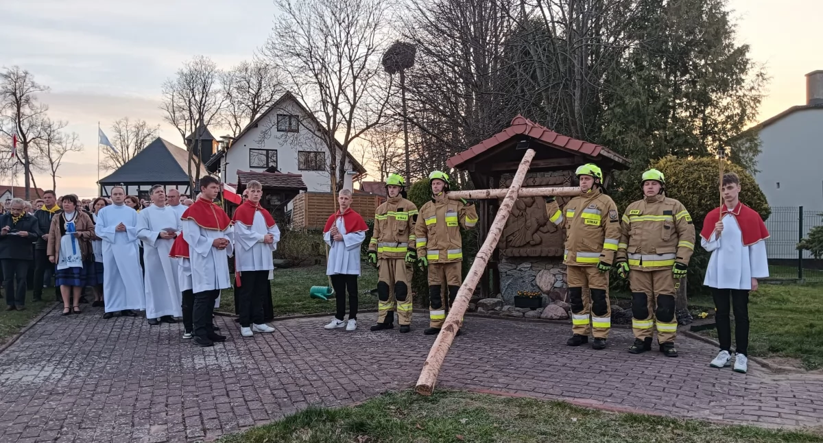Sianowo. XXII Kaszubska Droga Krzyżowa pod hasłem „Nôdzeja zawiesc ni mòże”