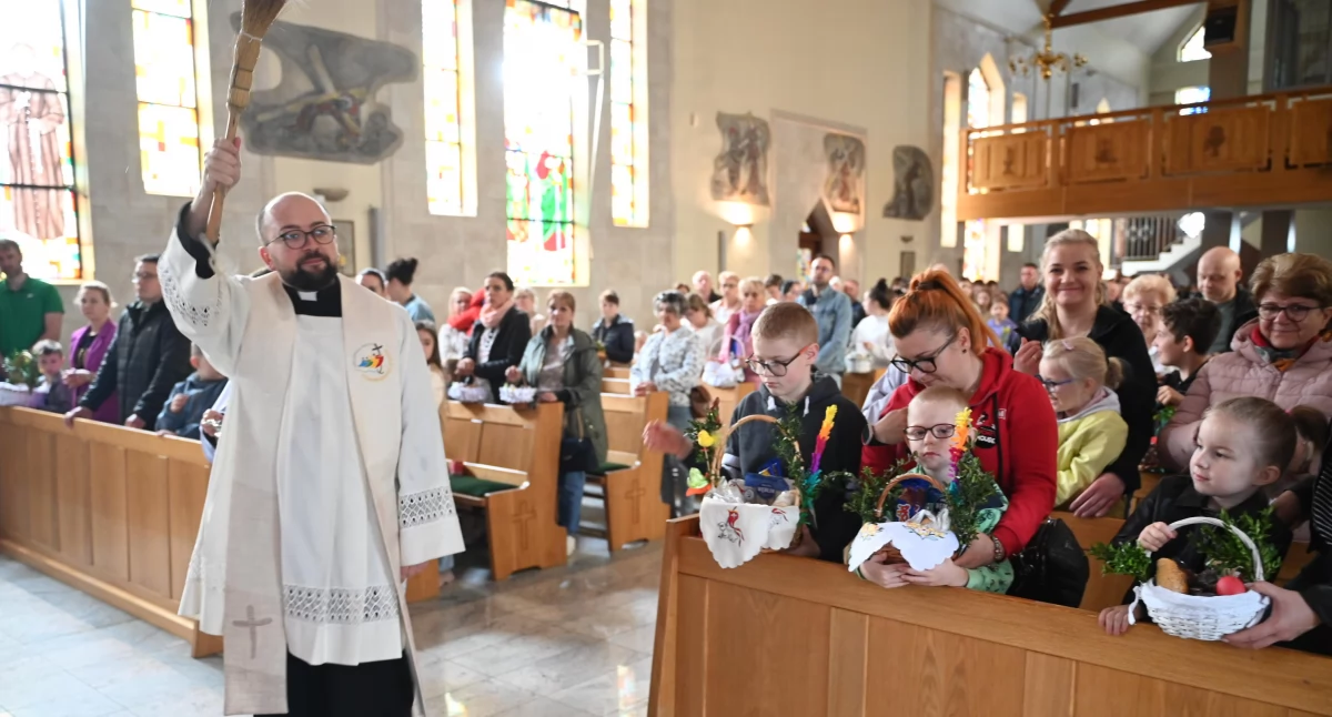 Wielka Sobota. Trwa święcenie pokarmów
