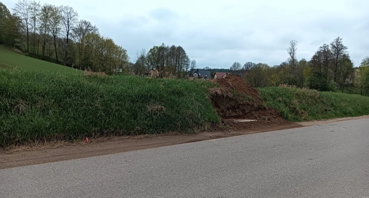 Kosowo. Rozkopane pobocze – podłączają światłowód