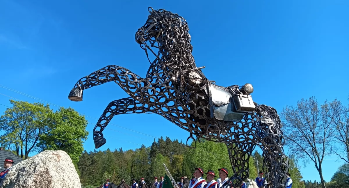 Szymbark. Z okazji 15-lecia Kaszubskich Kuczerów, wznieśli statuę konia z 2 tys. podków!