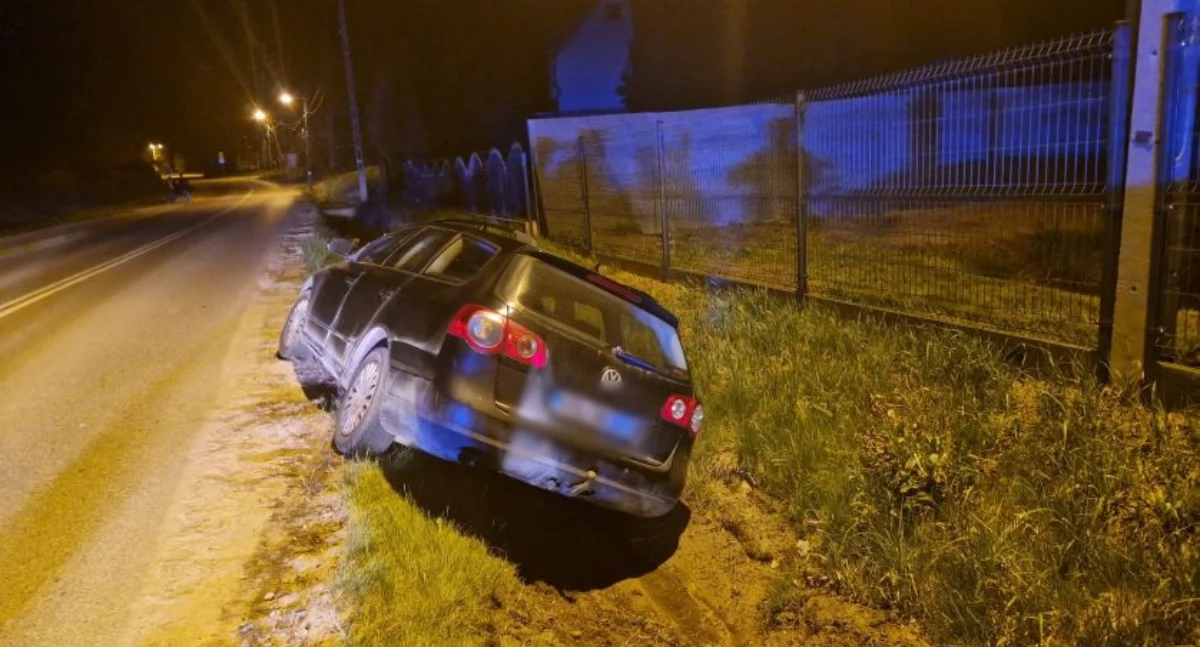 Nietrzeźwy kierowca bez uprawnień zakończył podróż w rowie