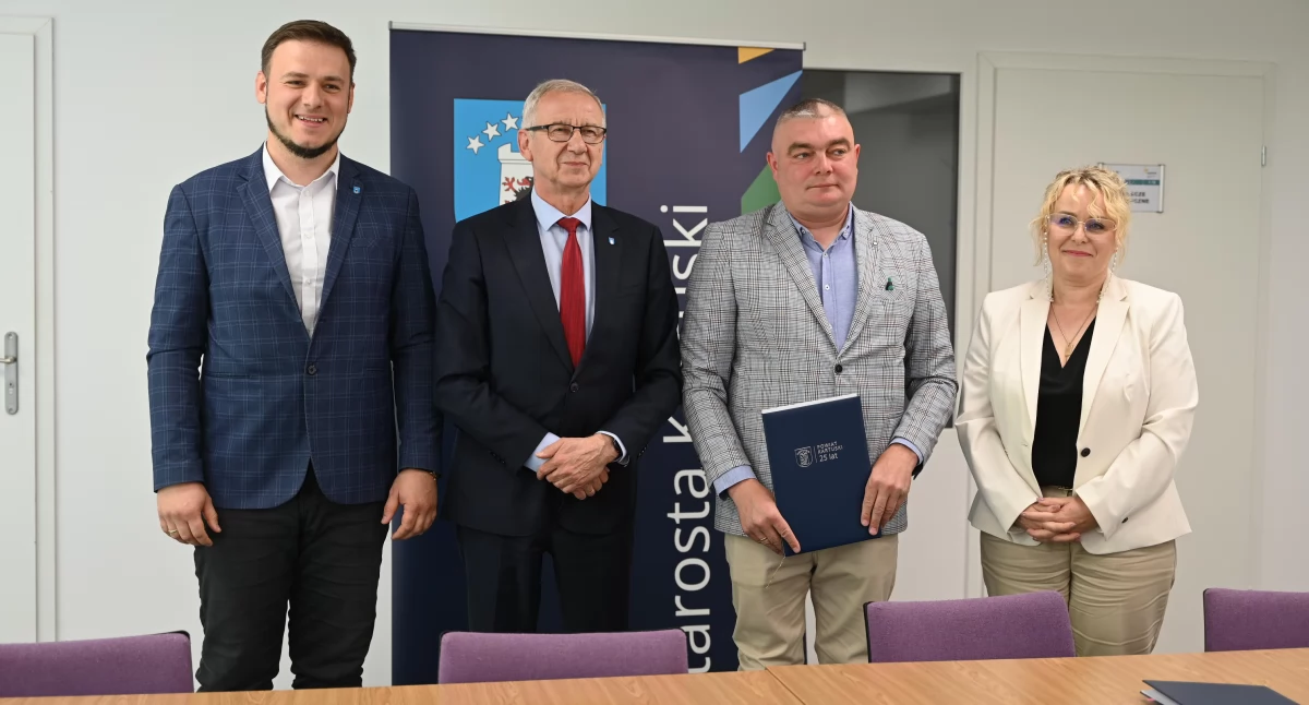 Nowe boisko z zadaszeniem i laserową strzelnicą powstanie w Kartuzach – podpisano umowę z wykonawcą