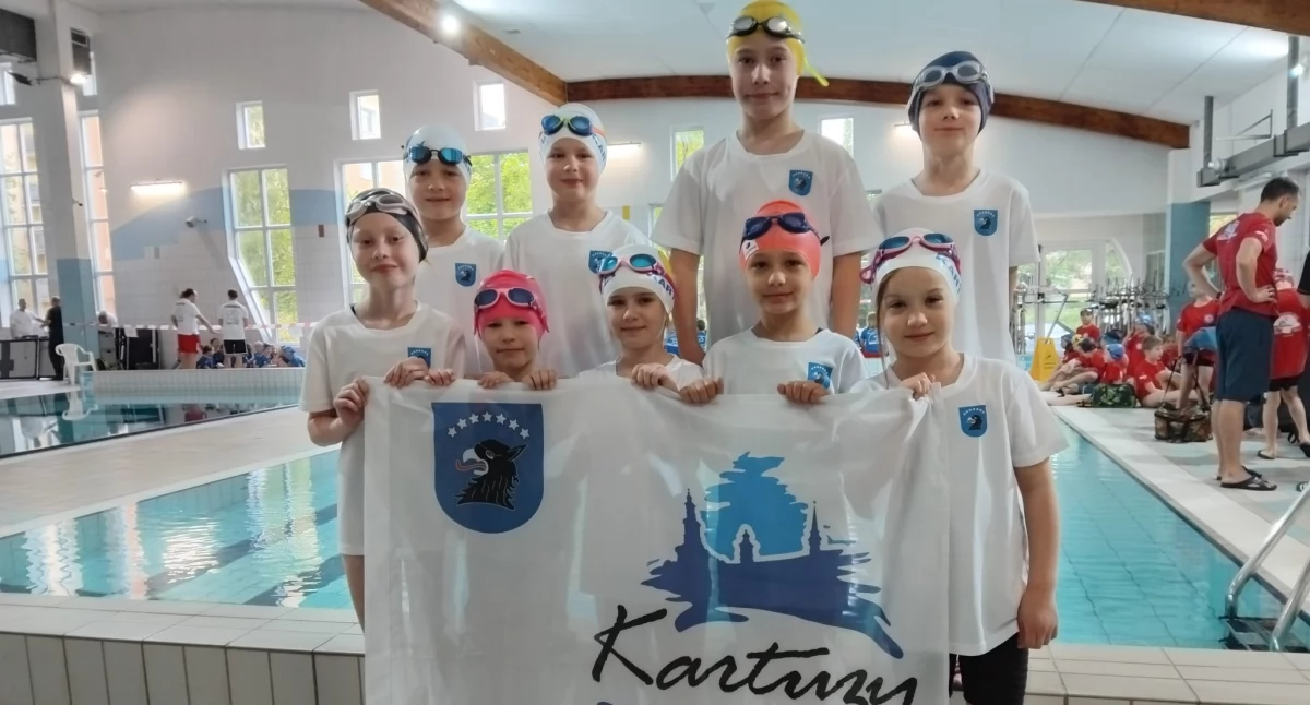 Debiut najmłodszych pływaków GKS Cartusia Kartuzy na zawodach 