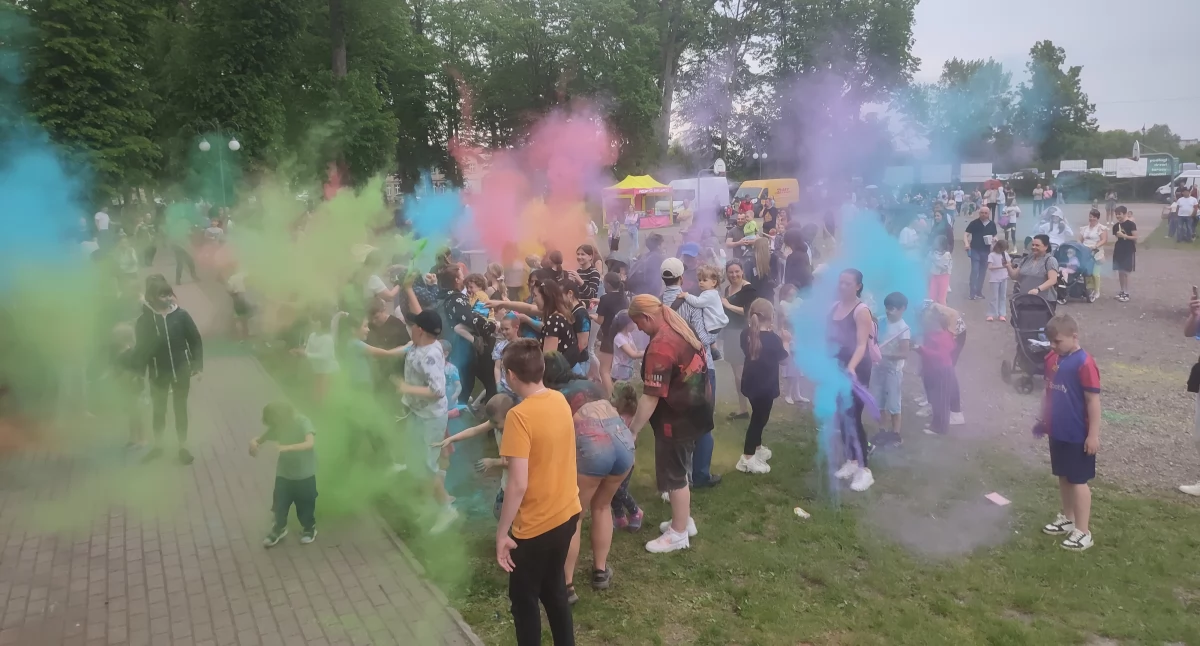Dzień pełen uśmiechu, kolorów i dinozaurów. W Parku Solidarności w Kartuzach świętowano Dzień Dziecka