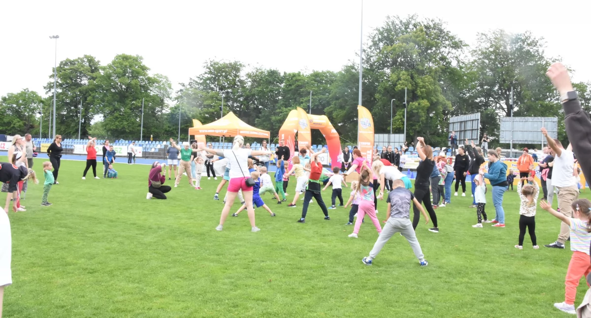 Kartuski stadion tętnił życiem. Przedszkolaki i rodzice razem na sportowym festynie	