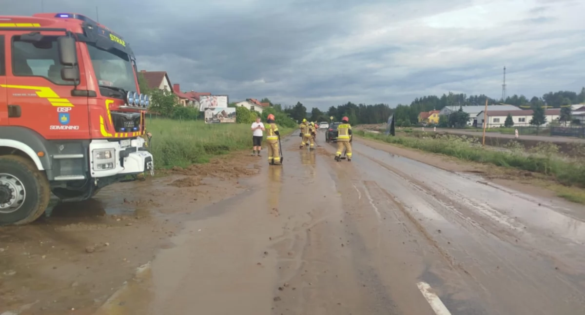 Zalana jezdnia, kamienie na drogach – strażacy walczą ze skutkami ulewy w Kiełpinie