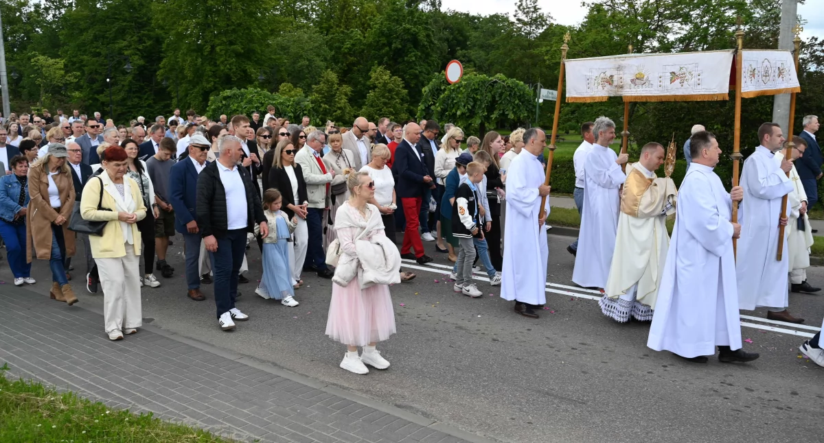 Boże Ciało w Kartuzach - wierni tłumnie uczestniczyli w procesjach