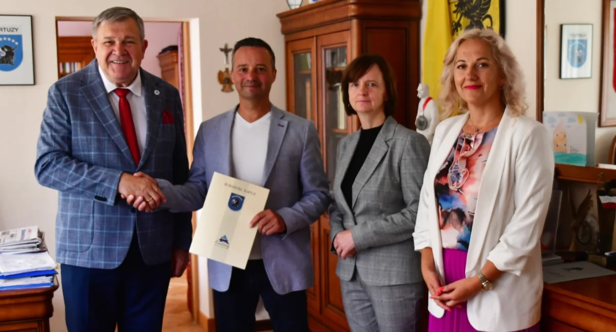 Modernizacja w szkole w Dzierżążnie. Podpisano umowę na remont sanitariatów i szatni